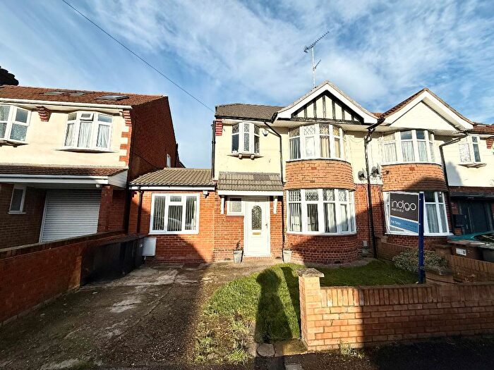 3 Bedroom Semi Detached House For Sale In Carlton Crescent, New Bedford Road Area, Luton, Bedfordshire, LU3