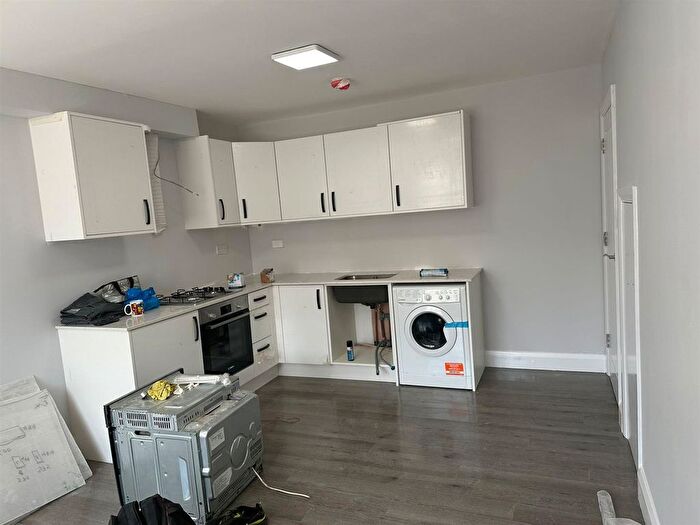 3 Bedroom Flat To Rent In South Avenue, Southall, Southall, UB1