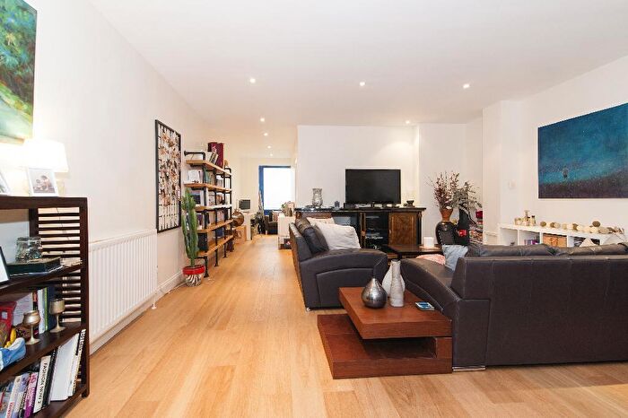 3 Bedroom Apartment To Rent In Calvin Street, Shoreditch, London, E1