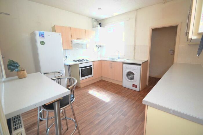 2 Bedroom Flat To Rent In Cloister Street, Nottingham, NG7
