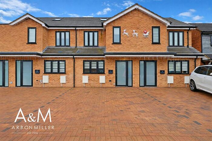 House For Sale In Hamilton Drive, Romford, RM3