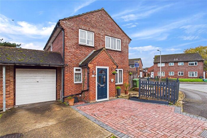 4 Bedroom Link Detached House For Sale In Wenlock Way, Thatcham, Berkshire, RG19