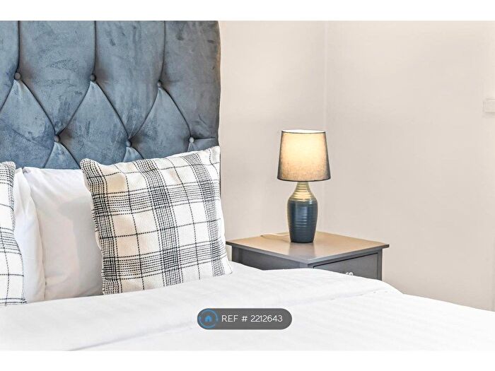 3 Bedroom Flat To Rent In Lincoln Court, London, SW18