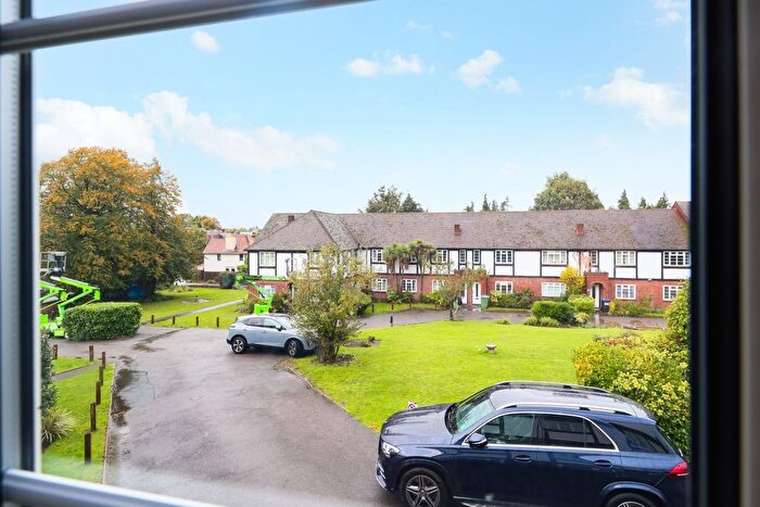 2 Bedroom Flat To Rent In Arlington Lodge Monument Hill, Weybridge, Surrey, KT13