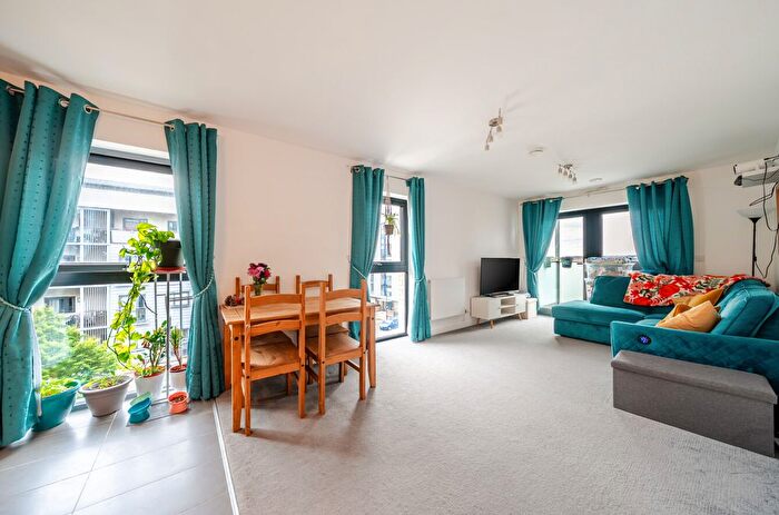 2 Bedroom Flat For Sale In Blueberry Court, Broadis Way, Rainham, RM13