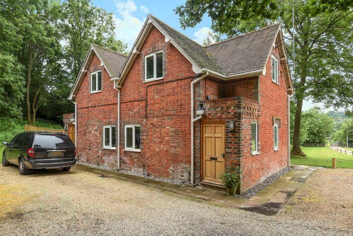 Apartment To Rent In Shawdene, Donnington, RG14