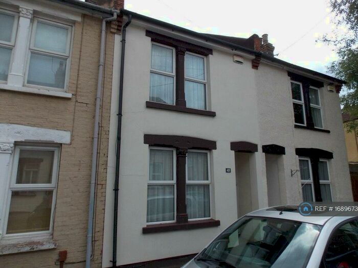3 Bedroom Terraced House To Rent In St. Peter Street, Rochester, ME1