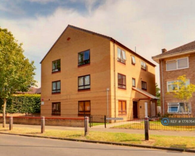 3 Bedroom Flat To Rent In Carlton Court, Cambridge, CB4