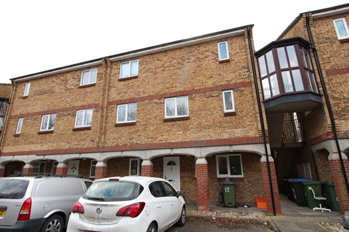 2 Bedroom Flat To Rent In Woodstock Crescent, Laindon, SS15