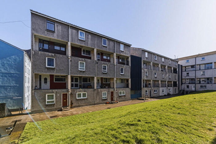 2 Bedroom Flat For Sale In Dumbiedykes Road, Edinburgh, EH8