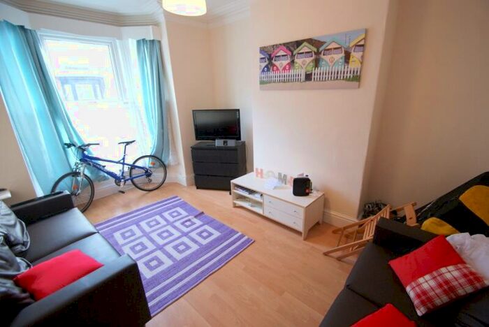 5 Bedroom Terraced House To Rent In Ashville Terrace, Hyde Park, Leeds, LS6