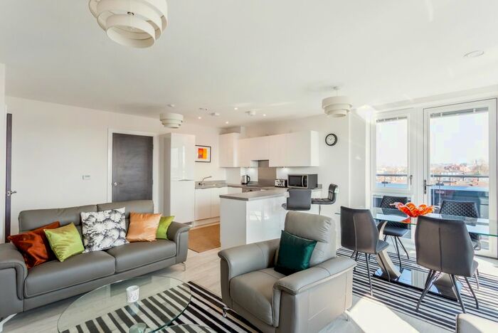 2 Bedroom Flat To Rent In Colonnade Gardens, London, W3