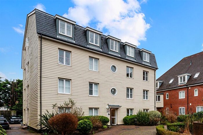 2 Bedroom Flat To Rent In Wingfield Court, Banstead, SM7