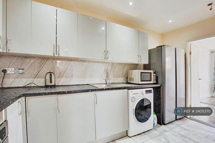 2 Bedroom Flat To Rent In Bluepoint Court, Harrow, HA1
