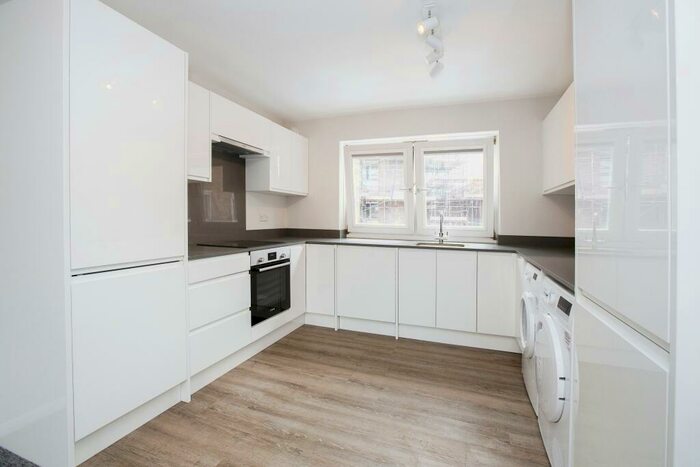 4 Bedroom Apartment To Rent In Rosebank Gardens, Bow, E3
