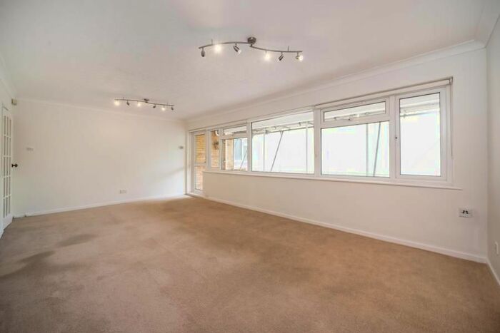 3 Bedroom Flat To Rent In Wickliffe Avenue, Finchley Central, N3