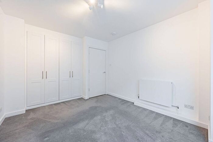 3 Bedroom Flat To Rent In Kew Bridge Court, Chiswick, London, W4