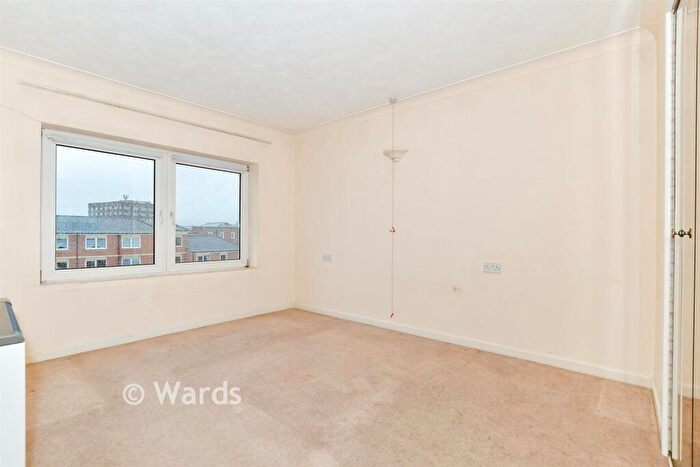 2 Bedroom Flat For Sale In Queen Anne Road, Maidstone, Kent, ME14
