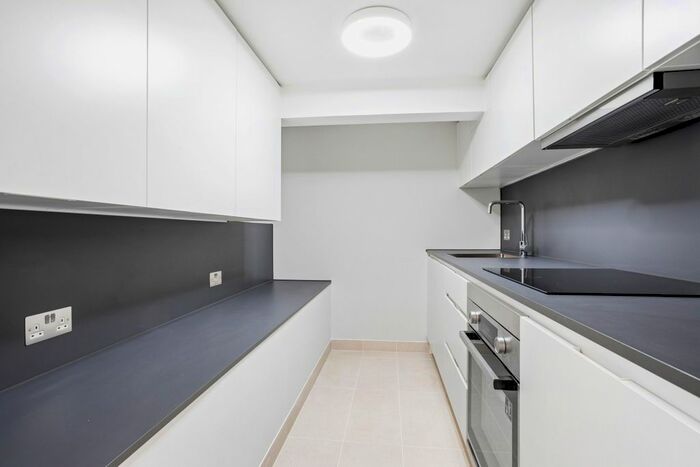 2 Bedroom Flat To Rent In Beulah Hill, London, SE19