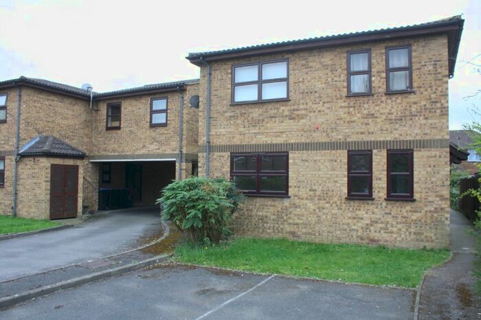 1 Bedroom Flat To Rent In Oakley Close, Addlestone, KT15