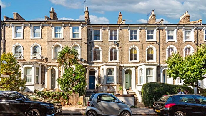 3 Bedroom Flat For Sale In Landor Road, London, SW9
