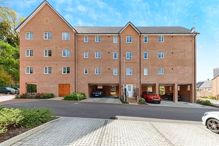 2 Bedroom Flat For Sale In Arnold Close, Hertford, SG13