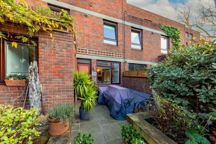 2 Bedroom Flat To Rent In Colet Gardens, London, W14