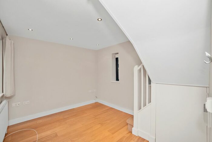 1 Bedroom Flat To Rent In Argyll Close, London, SW9