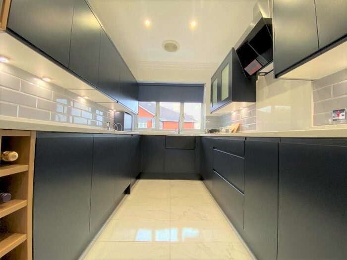 2 Bedroom Flat For Sale In Mossley Hill Drive, Aigburth, Liverpool L17