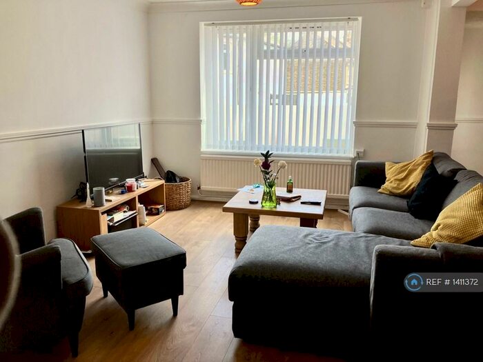 3 Bedroom Semi-Detached House To Rent In London Road, London, E13