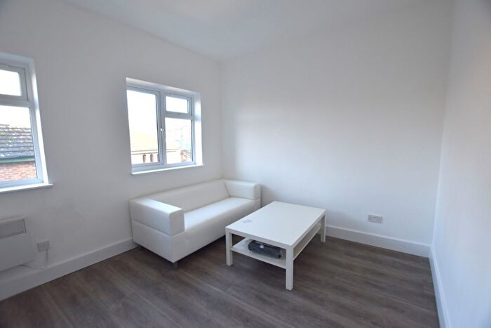 2 Bedroom Flat To Rent In Uxbridge Road, London, W12