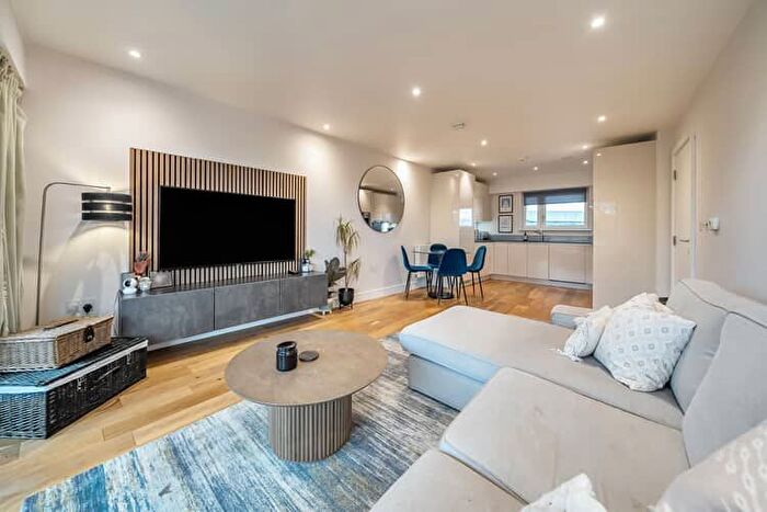 2 Bedroom Flat For Sale In Bradley Road, Clapham, London, SW4