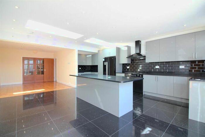 4 Bedroom Semi-Detached House To Rent In Derwent Drive, Hayes, UB4