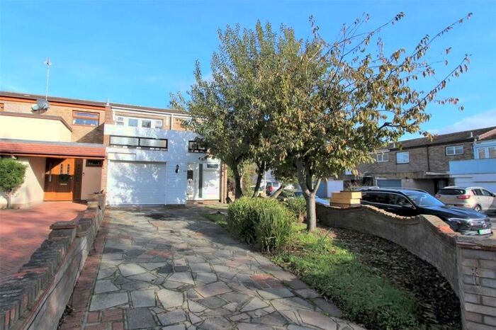 3 Bedroom End Of Terrace House To Rent In Sandon Road, Basildon, Essex, SS14