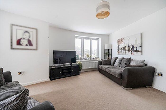 2 Bedroom Flat For Sale In Potter Crescent, Wokingham, Berkshire, RG41
