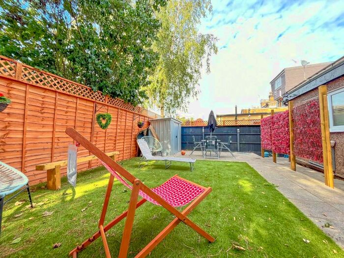 4 Bedroom Semi-detached House To Rent In Burleigh Road, Waltham Cross, EN8