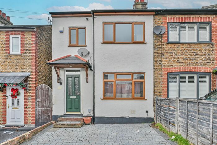 2 Bedroom End Of Terrace House For Sale In Kings Chase, Brentwood, CM14