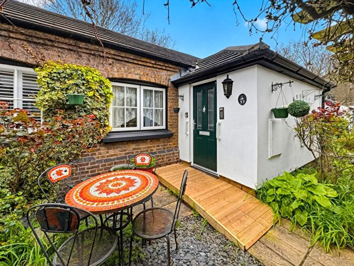1 Bedroom Bungalow For Sale In Cambridge Road, Southend-On-Sea, SS1