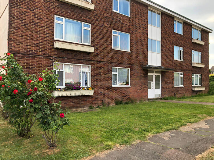 3 Bedroom Flat To Rent In Intalbury Avenue, Aylesbury, HP19