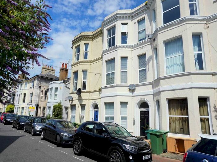 2 Bedroom Flat To Rent In York Road, Tunbridge Wells, Kent, TN1