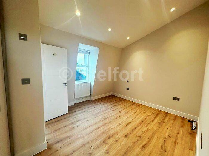 3 Bedroom Flat To Rent In Hornsey Road, London, N7