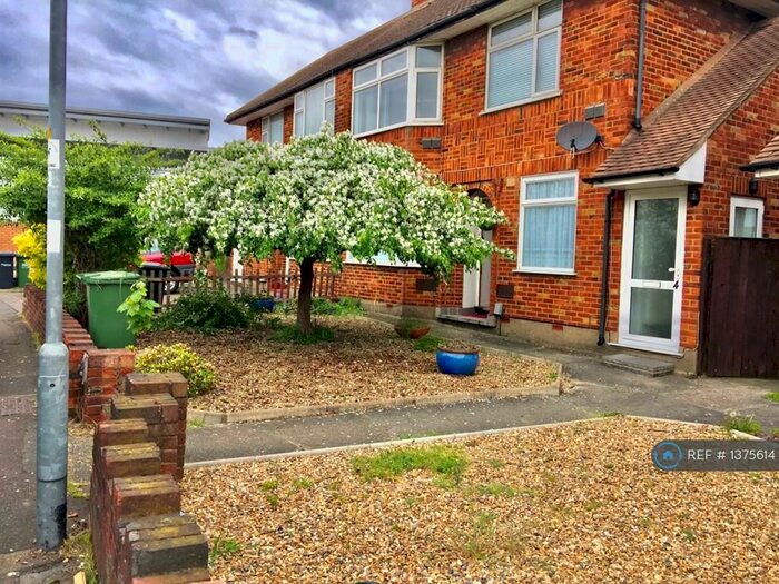 2 Bedroom Flat To Rent In Arlington Crescent, Waltham Cross, EN8