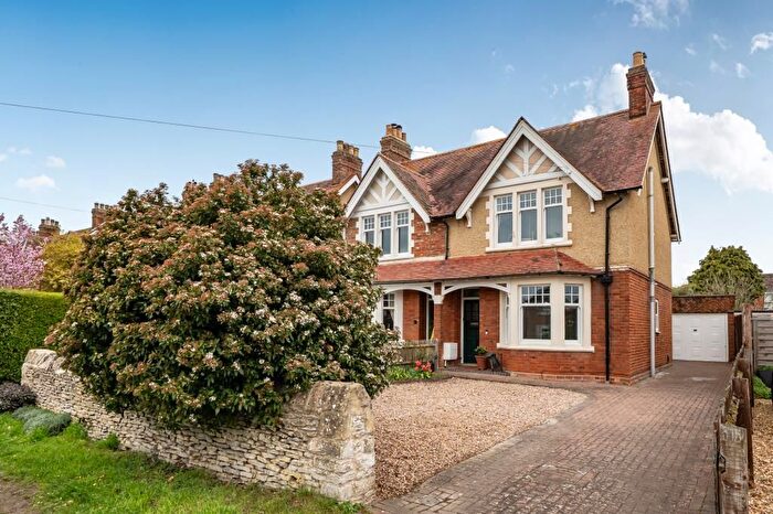 3 Bedroom Semi-Detached House For Sale In Woodstock Road, Witney, OX28