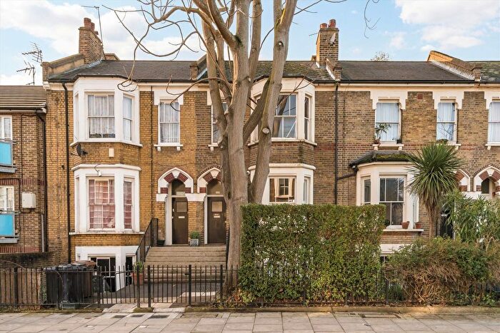 3 Bedroom Maisonette For Sale In Lansdowne Drive, London Fields, E8