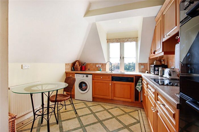 2 Bedroom Flat For Sale In Lime Tree Walk, Sevenoaks, Kent, TN13