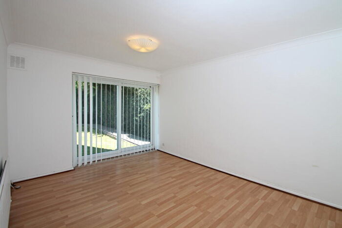 2 Bedroom Flat To Rent In Ingleside Close, Beckenham, BR3