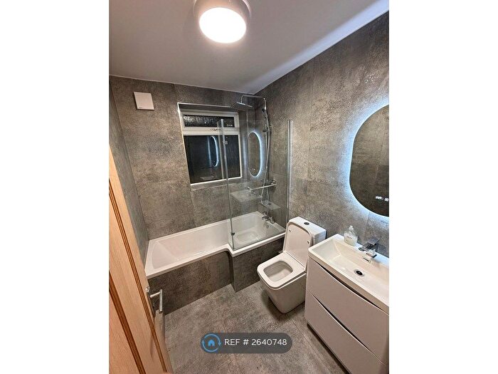 2 Bedroom Flat To Rent In Olivia Court, Salford, M5