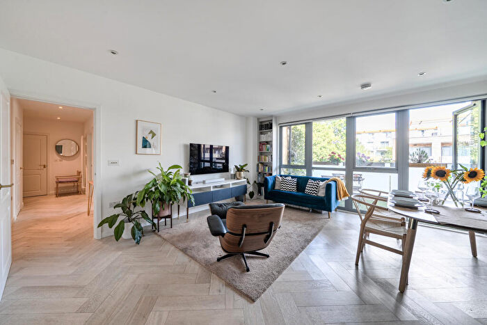 2 Bedroom Flat For Sale In Cross Lane, London, N8