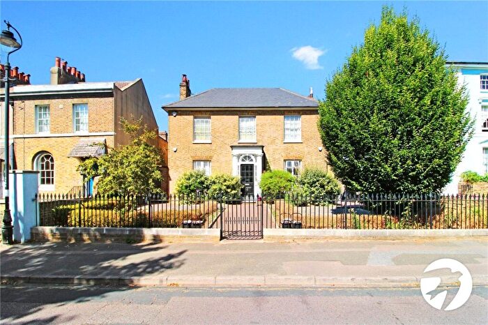 2 Bedroom Flat To Rent In Clarence Place, Gravesend, Kent, DA12