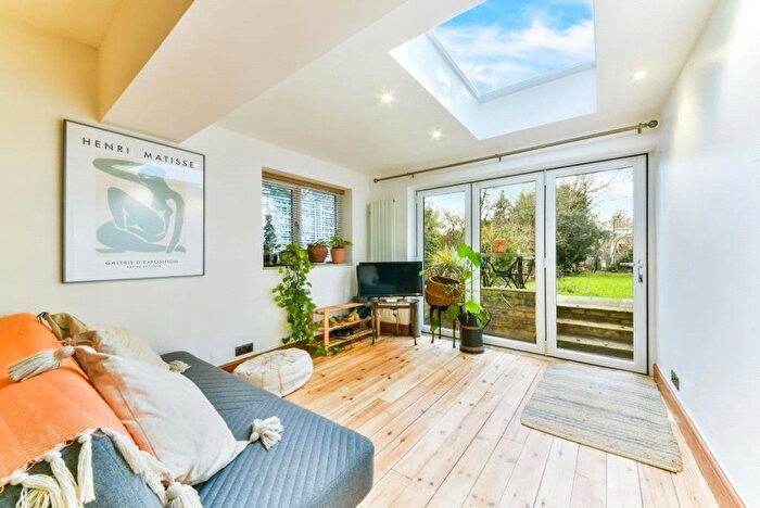 2 Bedroom Flat For Sale In Mowbray Road, London, SE19